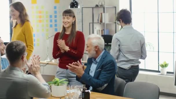 Der Vorstandsvorsitzende des Unternehmens versammelt sein Team aus Analysten, Programmierern und Spezialisten zum täglichen Konferenztreffen. Geschäftsleute applaudieren nach erfolgreicher Rede — Stockvideo