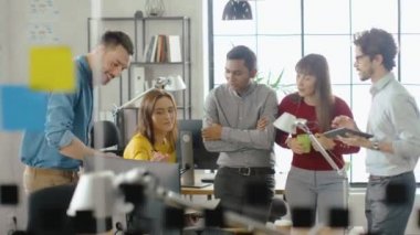 Kadın Uzman Masaüstü Bilgisayarı, Proje Yöneticisi Masa Başında Oturuyor ve Müşteri Tecrübesi Yönetimi İçin İşlerin İyimser Olması İçin Tavsiye Veriyor. Çeşitli Profesyoneller Takımının Ofisi
