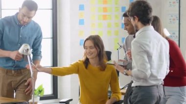 Şık Modern Ofiste: Farklı İş Arkadaşları Grubu Toplantı Var. Masaüstü Bilgisayar Kullanan İş Adamları, Eğlenceli Videolar, Şirket Eğitim Materyalleri İzle. Yavaş Çekim