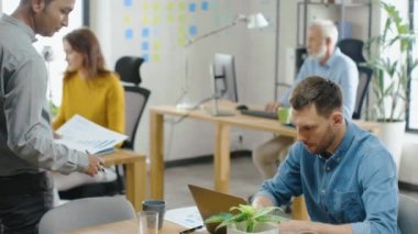 Modern Startup Baş Analisti Firma Stratejisi Üzerinde Çalışır, Yazılım Geliştiricisi ile Görüşmeler, İstatistikleri, Grafikleri ve Grafikleri Gösteren Belgelere Bakar, Kalemle Düzeltir, Veri ve Bilgileri Analiz Eder. D