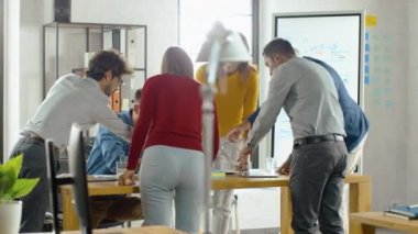 Konferans Masası'nda oturan Startup İş adamlarının Toplantı Odası Ekibinde Tartışmalar Var, Sorunları Çöz, Tablet Kullanımı, Laptop, Belgeleri İstatistiklerle Paylaş, Grafikler