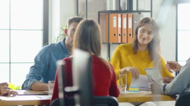 Konferans Masası'nda oturan Startup İş adamlarının Toplantı Odası Ekibinde Tartışmalar Var, Sorunları Çöz, Tablet Kullanımı, Laptop, Belgeleri İstatistiklerle Paylaş, Grafikler