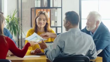 Konferans Masası'nda oturan Startup İş adamlarının Toplantı Odası Ekibinde Tartışmalar Var, Sorunları Çöz, Tablet Kullanımı, Laptop, Belgeleri İstatistiklerle Paylaş, Grafikler
