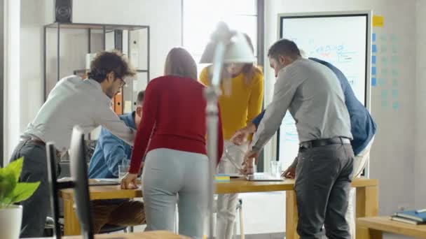 Na Equipe da Sala de Reuniões de Empresários Startup sentados na Mesa de Conferências têm discussões, resolver problemas, usar tablet, laptop, compartilhar documentos com estatísticas, gráficos — Vídeo de Stock