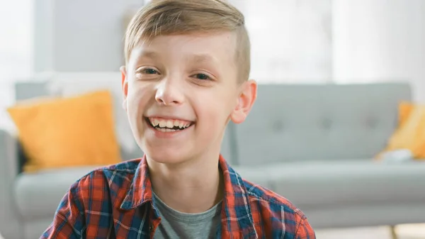 Ritratto di adorabile felice giovane ragazzo sorridente sulla macchina fotografica. Sullo sfondo camera soleggiata offuscata . — Foto Stock