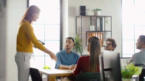 Hermosa joven ejecutiva hace un discurso, da informe a un equipo de CEO de la compañía, ingenieros de software, gerentes y especialistas en marketing — Vídeos de Stock