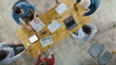 Başlangıç Toplantı Odası: Konferans Masası'nda Oturan Girişimciler Ekibi Tartışmaları Var, Sorunları Çöz, Dijital Tablet Kullanın, Laptop, Belgeleri İstatistiklerle Paylaşın, Grafikler. Üstteki Yakınlaştırma