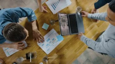 Başlangıç Toplantı Odası: Konferans Masası Etrafında Duran Girişimciler Ekibi Tartışmaları Var, Sorunları Çöz, Dijital Tablet, Laptop, İstatistiklerle Belgeleri Paylaş, Grafikler. Üstten Görünüm Uzaklaştırma