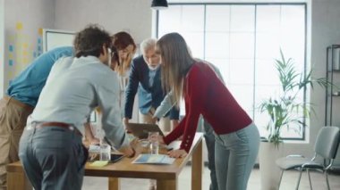 Başlangıç Toplantı Odası: Konferans Masası'nda Duran Girişimciler Denoluşan Ekip, Tartışma, Sorunları Çöz, Dijital Tablet, Laptop, İstatistiklerle Belgeleri Paylaş. Yavaş Hareket Kamera Çekimi