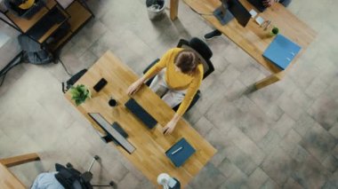 Masasında Oturan Güzel Genç Bayan Uzman Masaüstü Bilgisayarda Çalışıyor. İşlerini Yapan Profesyonellerle Farklı ve Modern Ofis. ÜstTe Görüş Vinç Kamera Fotoğrafı Portreye Doğru Hareket