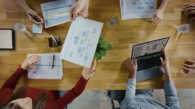 Konferans Masası 'nda oturan Girişimciler Girişimci Toplantı Odası Ekibinde Sorunları Çözün, Dijital Tablet Kullan, Laptop, İstatistik ve Grafikli Referans Belgeleri. Üst Görünüm