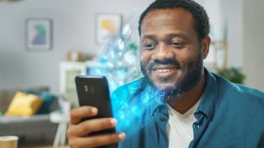 Açıklayıcı Simgeler ve Sembollerle Web'e Bağlanmanın ve Gezinmenin Görsel Etkisi. Yakışıklı Siyah Adam Oturma Odasında Akıllı Telefon Kullanır. İnternet ve Sosyal Ağlarda Gezinme, Evde Dinlenme.