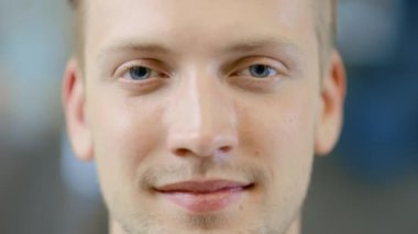 Yakışıklı Genç Sarışın Erkek Portre Shot Close Up. O profesyonel bir çalışan. Adam Kameraya Bakıyor ve Gülümsüyor. Başarı ve Mutluluğu Ifade Eder. Mavi Gözleri ve Açık Sakalı Var.