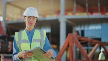 Güzel Kadın Mimarlık Mühendisi Portresi / Güvenlik Müfettişi / Yatırımcı Laptop kapatır, Ticari Yapı Şantiyede Kolları Çapraz. Arka PlanGökdelen Form Work Çerçeveler