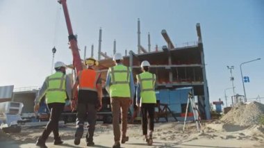 Çeşitli Uzman Ekibi Ticari, Endüstriyel İnşaat Alanını Denetliyor. İnşaat mühendisi, yatırımcı ve iş kadınıyla emlak projesi. Arkaplan Gökdelen Biçimi Çerçevelerinde