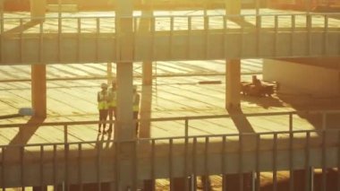 Hava Görünümü: Çeşitli Uzman Ekibi Ticari, Endüstriyel İnşaat / Gökdelen Biçimlendirme Alanını Denetliyor. İnşaat Mühendisi, Yatırımcı, Mimar ve İşçi tarafından gerçekleştirilen Emlak Projesi