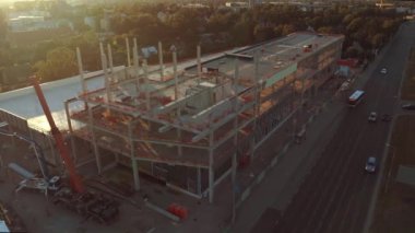 Havadan Görünüm Artan Shot: Endüstriyel / Ticari Mülkiyet Yapı Şantiye. Gün Doğumunda Makine ve Gökdelen Beton Kalıp Çerçevesi