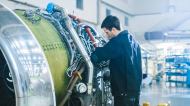 Teftiş ve hangarda uçak Jet motorunda çalışma uçak bakım makinist