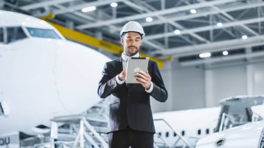Uçak bakım terminalde tablet kullanarak iş adamı