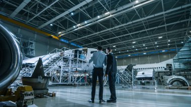 Uçak bakım işçi ve mühendis konuşmayı. Uçak seyir.