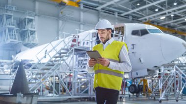 Uçak bakım mekaniği hangar hareket. Tablet bilgisayar holding