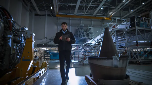 Teftiş ve hangarda uçak Jet motorunda çalışma uçak bakım makinist — Stok fotoğraf