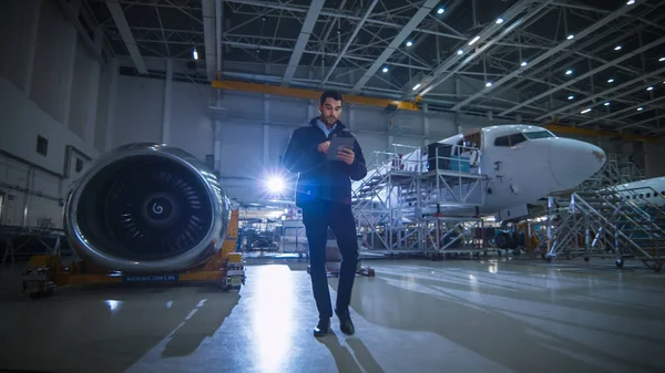 Inspección Mecánica de Mantenimiento de Aeronaves y Trabajo en Avión Jet Engine en Hangar — Foto de Stock