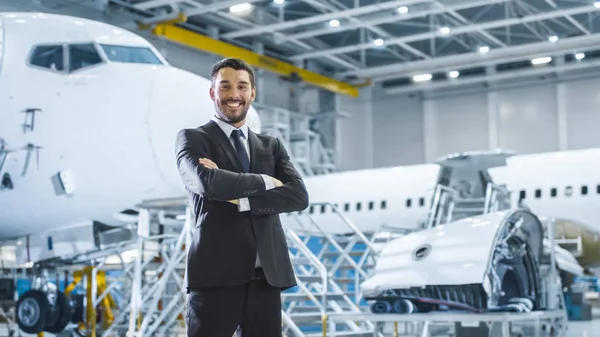Ritratto di uomo d'affari nel terminal di manutenzione aeronautica — Foto Stock