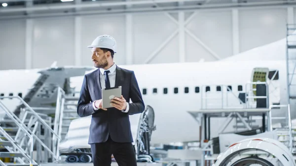 Biznesmen za pomocą tabletu w terminalu konserwacji samolotów — Zdjęcie stockowe