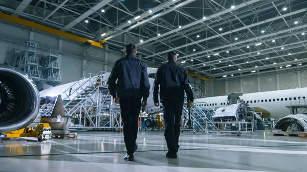 Team von Flugzeugwartungsmechanikern bewegt sich in Richtung Flugzeug — Stockfoto