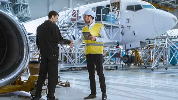 Ingenjör som flyttar dock flygplan underhåll Terminal hälsning en mekaniker — Stockfoto