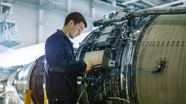 Inspeção Mecânica de Manutenção de Aeronaves e Trabalho em Motor a Jato de Avião em Hangar — Fotografia de Stock