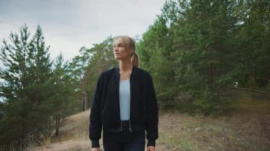 Romantik Bir Doğa Atmosferinde Genç Güzel Sarışın Kadının Portresi. Kız Siyah giyinmiş ve Orman ve Deniz Kenarında Yürüyor. O Gülümsüyor ve Ormanda Yalnız Walks.