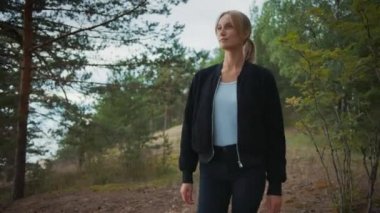 Romantik Bir Doğa Atmosferinde Genç Güzel Sarışın Kadının Portresi. Kız Siyah giyinmiş ve Orman ve Deniz Kenarında Yürüyor. O Gülümsüyor ve Ormanda Yalnız Walks.