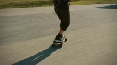 Şehrin Şık Kalça Kültürel Bölümü ile İki Cool Genç Guys Sürme Longboard ve Kaykay. Post Sanayi Mahallesi'nde kaykay. Çekimden Sonra Yavaş Çekim