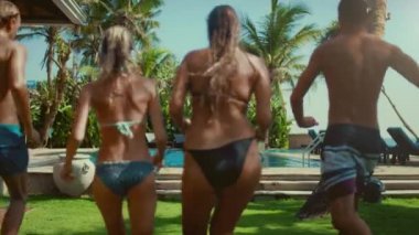 İki Güzel Gorgeous Girls ve bir Athletic Boy Koşu ve Açık Yüzme Havuzu içine Atlama Shot ardından. Gençler Havuza Dalın. Şık Seyahat Hedef. Yavaş Çekim