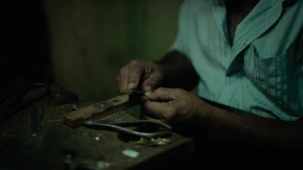 Authentic Handcraft Jewelry Master Working on a New Original Product Doing Final Strokes with a with a with a Rasp / Grater in His Workshop. Close-up nas mãos — Vídeo de Stock