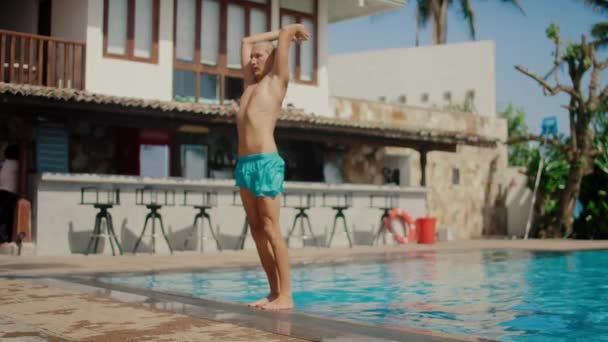 Αθλητικός τύπος κάνει Backflip άλμα στην ύπαιθρο πισίνα. Ο τύπος που πηδάει στην πισίνα. Ταξιδιωτικές διακοπές — Αρχείο Βίντεο