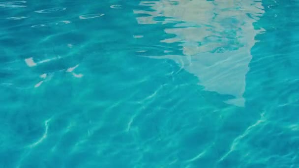 Hipnotikus kék víz a kültéri úszómedence. — Stock videók