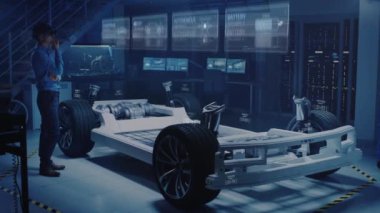 Engineer Giyen Augmented Reality Kulaklık Yeni Elektrikli Otomobil Konsepti için Vücut Seçer. 3d Grafik Görselleştirme Fütüristik Kavramı içine Gerçek Zamanlı Gelişen Araç Çerçeve gösterir