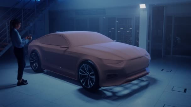 Automobil-Ingenieurin nutzt digitales Tablet mit Augmented Reality zur Verbesserung des Autodesigns. 3D-Grafik-Visualisierung zeigt Fahrzeugprototyp in Echtzeit, der sich zu futuristischem Konzept entwickelt — Stockvideo
