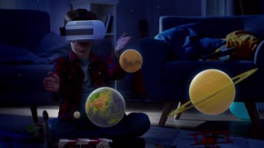 Yatmadan Önce Gece: Artırılmış Gerçeklik Kulaklık Giyen Küçük Çocuk Uzay Öğrenme Yazılımı ile Oynuyor, Jestlerle 3d Gezegenleri Manipüle Ediyor, Güneş Sistemi ve Kozmos Hakkındaki Gerçekleri Keşfediyor