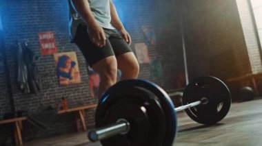 Yakışıklı Kaslı Adam Küçük Otantik Spor Salonu'nda bir Barbell ile Overhead Deadlift mu. Atletik Adam Eğitim Onun Kol Kasları ve Egzersizler Barbell ile. Hardcore Spor Salonu'nda egzersiz. Sıcak Işık.