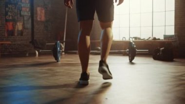 Yakışıklı Kaslı Adam Küçük Otantik Spor Salonu'nda bir Barbell ile Overhead Deadlift mu. Atletik Gömleksiz Adam Eğitim Onun Kol Kasları ve Egzersizler Barbell ile. Hardcore Spor Salonunda Egzersiz.