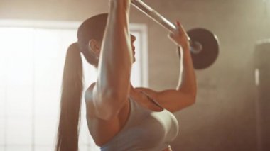 Atletik Güzel Kadın Spor Salonunda bir Barbell ile Overhead Deadlift mu. Otantik Spor Eğitim Tesisi Muhteşem Kadın Profesyonel Bodybuilder Egzersiz Ağırlık Lift Egzersizleri.