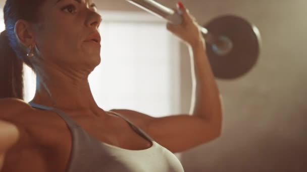 Athlétique belle femme fait Overhead Deadlift avec un haltère dans la salle de gym. Exercices de levage de poids d'entraînement de bodybuilder professionnel féminin magnifiques dans le centre d'entraînement sportif authentique . — Video