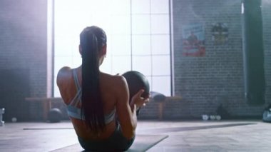 Spor Top Yapma Çekirdek ve Ab Egzersizleri Bir Loft Style Industrial Gym Motivasyonposterler ile Top ile Güçlü ve Fit Atletik Kadın Close Up. Onun Cross Fitness Eğitim Egzersiz Parçası
