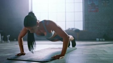 Spor Top ve Şort Güçlü ve Fit Atletik Busty Woman Motivasyonposterler ile Bir Loft Style Sanayi Spor Salonu'nda Egzersizleri Push Up yapıyor. Onun Cross Fitness Eğitim Egzersiz Parçası.