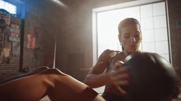 Spor Top Güçlü ve Fit Güzel Atletik Kadın Motivasyonposterler ile Bir Loft Style Sanayi Spor Salonu'nda Ball ile Core ve Ab Egzersizleri yapıyor. Onun Cross Fitness Eğitim Egzersiz Parçası. — Stok video