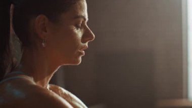 Motivasyon posterleri ile Bir Loft Sanayi Spor Salonunda Spor Top ve Şort Beautiful Strong Fit Brunette. O Yoğun Fitness Eğitim Egzersiz sonra Onu Nefes Catching's. Yüzünün Her Yerinde Ter.